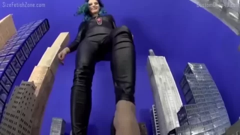 Sunshine Tampa in Lilliput CL Giantess Romp